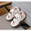 Tenis para niña, nueva colección otoño 2026, zapatos infantiles con cierres de velcro, estilo casual, diseño lindo de caricatura, ligeros, versátiles y de suela plana