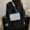 Bolsa da moda feminina 2023 novo estilo coreano all-match pequena bolsa quadrada simples bolsa de caixa plissada bordado corrente bolsa crossbody