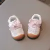 Coleção Outono 2026: Sapatos de Caminhada de Couro para Meninas com Laço Fofo e Detalhes de Renda, Tênis Casuais de Solado Macio, Estilo Moderno