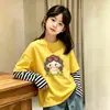 Camiseta listrada de retalhos para meninas, manga longa, novo estilo primavera/outono 2026, 100% algodão puro, camiseta de baixo infantil, top, roupa de estudante