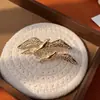 Broche Borboleta Dourada Estilo Retrô de Design de Nicho para Mulheres, Broche de Lapela para Blazer Artístico de Alta Qualidade Tendência no Atacado