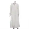 Vestido Blanco Largo de Algodón Arrugado con Cuello en V y Mangas Largas para Mujer, Estilo Europeo y Americano, con Sentido del Diseño, Borde Fruncido, Elegante