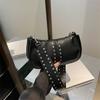 Bolso bandolera pequeño cuadrado con remaches estilo retro de otoño para mujer, estilo informal, sencillo, de banda ancha, de un solo hombro, 2025
