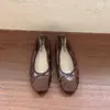 Zapatos rojos para mujer con aumento interno de altura y detalle de lazo, estilo francés de verano 2026, adecuados para combinar con faldas, zapatos de ballet plateados para noche