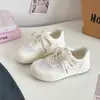Tênis brancos macios versáteis estilo coreano para estudantes do sexo feminino, tênis esportivos casuais estilo Hong Kong de sola grossa, H1515 da moda