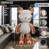 Ornamento de Chão Gigante Extra Grande (1,85m) de Urso Cartoon DJ com Strass e Vidro para Decoração de Interiores de Hotel e Pousada