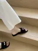 Sandalias Planas de Metal Retro Francés para Mujer Verano Uso Exterior 2026 Nuevo Estilo de Verano Suela Suave Versátil Chanclas de una Tira