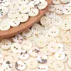 Botones tallados de concha natural de dos agujeros, Botones sencillos en blanco y negro de nácar para camisas y trajes, Accesorios para prendas al por mayor desde el fabricante