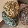 Gorra de Visera Estilo Chica Hot Retro Americana Estampado de Leopardo, Circunferencia de Cabeza Grande, Sombrero Adelgazante para la Cara, Boina Versátil para Mujer para Primavera y Otoño