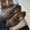 Mocassins de pele de carneiro com fivela dourada, pele de carneiro de primeira camada, sapatos casuais femininos slip-on retrô, início do outono 26, H090816