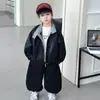 Conjunto de Roupas de Couro para Meninos Outono 2026 Novo Estilo Coreano para Crianças Jaqueta de Couro Cool e Bonita Casaco Roupa de Primavera e Outono Calça Xadrez Tendência