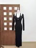 Vestido de Punto Negro con Cuello Halter y Diseño Calado, Ajustado, que se Adapta a la Cadera, de Manga Larga, Largo Medio, con Ambiente de Otoño e Invierno