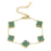 Pulsera de Acero de Titanio con Trébol de Cuatro Hojas de Nácar por Ambos Lados para Mujer para Usar en la Ducha y Asistencia Diaria Joyería de Mano de Trébol Dulce
