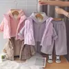 Lindo novo conjunto de inverno 2026 para meninas: um conjunto quente com forro de fleece, incluindo um colete grosso, um casaco de algodão de inverno e um conjunto de três peças para aquecimento extra