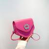 Bolsa de Design de Nicho Feminina Verão 2024 Nova Moda Coração de Menina Bolsa Feminina Alienígena Bolsa Triângulo Versátil Bolsa Casual
