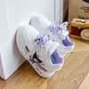 Tênis infantil de cano baixo para meninas, sapatos brancos com estampa de desenho animado, sola macia, respirável, com fecho de velcro, sapatos casuais esportivos para primavera e outono