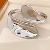 Pulsera abierta geométrica de hoja estilo europeo y americano, brillante mate, pulsera personalizada de estilo minimalista metálico, joyería de nicho de lujo ligero