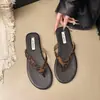 Chinelos Planos Casuais Versáteis de Moda Retrô para Mulheres 2026 Verão Novo Estilo Chinelos para Férias na Praia ao Ar Livre