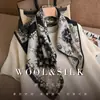 Pañuelo cuadrado de patchwork floral en blanco y negro de cuatro paneles, de seda y lana, estampado a doble cara, bordes enrollados hechos a mano, versátil pañuelo de seda y lana para mujer