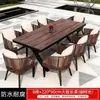 Conjuntos de mesa e cadeira para áreas externas para vilas, pátios, jardins e varandas, com estilo casual, incluindo cadeiras de vime e mesas de madeira plástica, além de combinações de mesas e cadeiras trançadas para exterior.