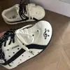 Estilo coreano diseño lechoso suave sentido del diseño patrón de estrellas blanco y negro versátiles zapatillas de plataforma para mujer 2026 verano nuevos elegantes zapatillas de pan