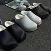 Pantuflas de algodón para parejas, forradas de felpa para mayor calidez, diseño de una sola pieza con una sensación suave y acolchada, adecuadas para usar en exteriores, impermeables y antideslizantes, con soporte para el arco, resembling sandalias Birkenstock