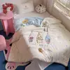 Colcha de terciopelo de leche estilo Ins, juego de ropa de cama de cuatro piezas para otoño/invierno, edredón cálido con diseño de pompón, núcleo de edredón de invierno engrosado, juego de ropa de cama