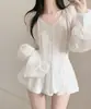 Conjunto de dos piezas de estilo chic coreano, puro deseo, sexy, top tipo camisa petite + shorts de longitud media, atuendo de color liso con cuello en V