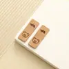 Nueva etiqueta de cuero con cabeza de oso linda cosida a mano sombrero bufanda adorno para la cabeza marca de cuero accesorios de ropa al por mayor