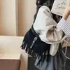 Bolso de Hombro Cruzado con Borlas de Estilo Personalidad de Moda de Este Año Otoño e Invierno 2025 Nueva Moda Retro Textura Mate para Mujer