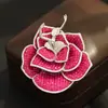 Broche Elegante e Sofisticado de Fada das Flores Dançarina Azul e Vermelho com Cristais Cheio de Diamantes Pin de Rosa de Luxo de Alta Qualidade para Mulheres