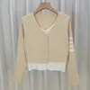 Suéter de punto de dos piezas falsas de color contrastante con cuello en V para mujer, diseño fino de otoño, top cárdigan de temperamento negro de alta gama