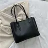 Este otoño e invierno, el bolso de moda más reciente para mujer es un bolso de hombro de gran capacidad, versátil y elegante que irradia un ambiente sofisticado y elegante, perfecto para el uso diario en el trabajo.