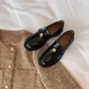 Em estoque e entrega rápida! Uva Mamãe Mesmos Sapatos Moeda de Ouro Pequena Sapatos de Solado Grosso Bico Redondo Um Passo Salto Grosso Sapatos Lefu