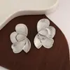 Novos brincos de flor plissada de metal transfronteiriços com um design exagerado de nicho, brincos de moda retrô europeus e americanos para mulheres