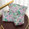 Nova Bolsa de Maquiagem Retro com Flor em Relevo Bolsa de Mão Portátil Bolsa de Moedas de Grande Capacidade Bolsa Interna