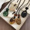Colar com cordão de couro retrô e pingente oval, um acessório de moda luxuoso e estiloso, perfeito para combinar com suéteres, uma joia única e versátil para mulheres