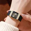 Reloj para Mujer de Estilo Nuevo con Nicho Cuadrado Reloj para Mujer Silicona Estilo Caliente Incrustado con Diamantes Lujo Ligero Dorado Estudiante Fiesta Moda Al por Mayor