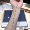 Pulseira Popular de Trevo de Quatro Folhas Dourado do Xiaohongshu para Mulheres, Pulseira Fashion e de Luxo Leve de Cinco Folhas, Presente para Namorada, Dropshipping Disponível