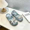 Zuecos Mary Jane Súper Elegantes para Niñas 2026 Verano Nuevos Sandalias de Exterior para Niños Zapatos de Playa Estilo Ballet Modernos