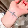 Pulsera de Cruz de Circonita Chapada en Oro Real de 14 Quilates Estilo Lujo Ligero Retro Europeo y Americano Exquisita Joyería de Nicho de Alta Gama para Mujeres