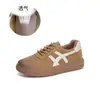 Tênis brancos de couro legítimo para mulheres, novo outono de 2026, tênis vintage que aumentam a altura, sapatos casuais versáteis, sapatos esportivos femininos que emagrecem