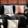 Almofada Jacquard Francesa para Sofá Capa de Almofada Listrada com Enchimento Luxo Leve Alta Qualidade Modelo de Sala de Estar Apoio de Cabeceira