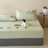 Série de bordados de toalha de lençol de cama de desenho animado escovado, colcha de cobertura total universal para todas as estações, conjunto de protetor de colchão 100% algodão, conjunto de três peças