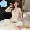 Estilo suave Con almohadillas en el pecho Pijama para mujer Otoño e invierno Terciopelo alemán de doble cara Conjunto de manga larga Talla grande 200 jin Ropa de casa