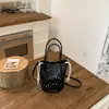 Bolsa Balde Vazada de Design de Nicho Transfronteiriça 2026 Estilo Coreano Simples Verão Trabalho Casual Moda Bolsa de Mão Bolsa de Ombro