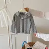 Camiseta estilo coreano para primavera e outono para meninas, com estampa floral, mangas compridas, gola com babados e design estilo boneca, perfeita como um top moderno.