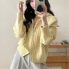 Novo cardigã de tricô com capuz, trançado, de caimento solto, macio e confortável, para outono e inverno, um suéter versátil para mulheres, perfeito para um look relaxado e estiloso