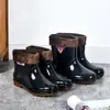 Botas de lluvia para hombre de suela gruesa, tallas 36-49, con suelas de goma reforzadas, forradas de felpa para mayor calidez, adecuadas para el trabajo, calzado para el agua, diseño de caña corta, impermeables y antideslizantes