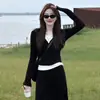Blusa Camiseta Manga Longa Decote V Falsa Duas Peças Preta Feminina, Estilo Relaxado de Outono, Blusa Básica de Tricô Estilo Coreano Emagrecedora